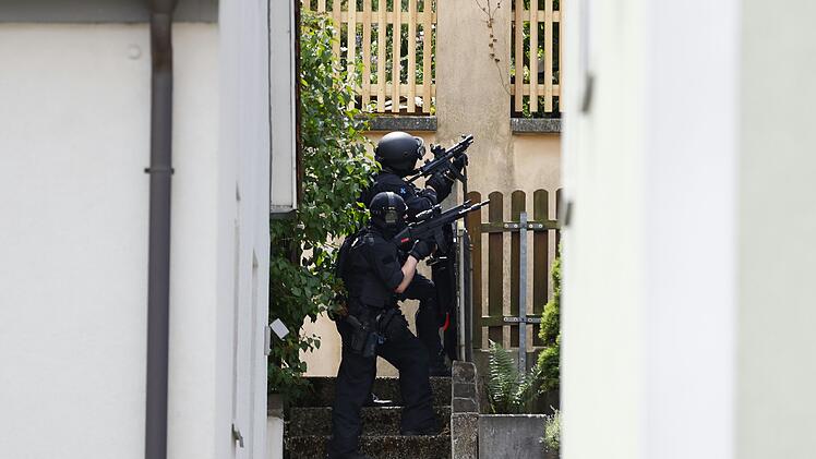 SEK-Einsatz im Kreis F&uuml;rth - Spezialkr&auml;fte mit Maschinenpistolen bewaffnet