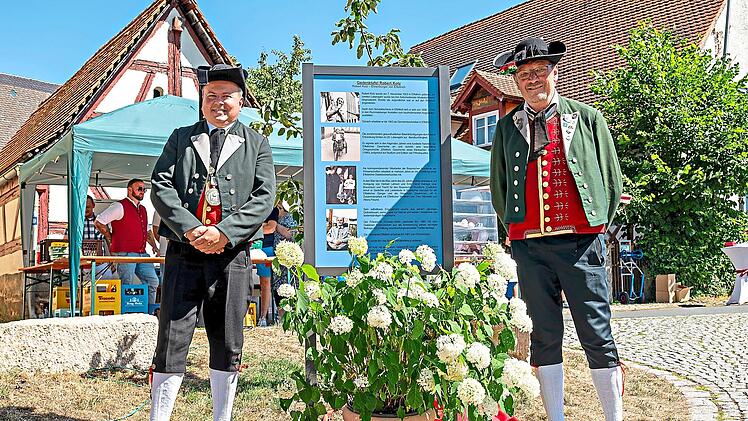 B&uuml;rgermeister Peter Lepper (l.) und Bernhard Kotz, Vorsitzender des Volkstrachtenvereins, haben die neue Gedenktafel enth&uuml;llt.Eberhard Schorr