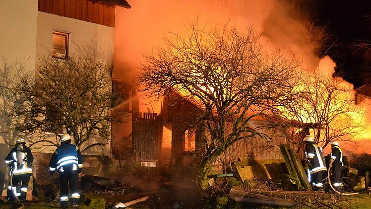 Mehrere zehntausend Euro Schaden verursachte das Feuer, das Freitagabend die Scheune des Anwesens Wolfsbach zerstörte.