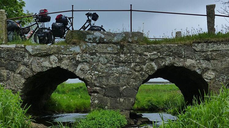 Wie bei dieser romantischen Brücke führt der Ochsenweg auf weiten Strecken über eine historische Route.