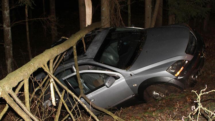 Viel Glück war im Spiel bei dem Unfall zwischen Breitbrunn und dem Ebelsbacher Gemeindeteil Gleisenau. Die vier jungen Frauen im Wagen trugen leichte Verletzungen davon. Ihr Wagen war in die Bäume am Straßenrand gekracht, nachdem er auf einer Eisplatte außer Kontrolle geriet.  Foto: Günther Geiling
