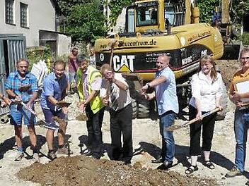 Spatenstich mit Pankraz Schwarzmann (Straßenbauamt), Gerhard Kraus, Thomas Schreiber (Baufirma), Oskar Deglmann, Helmut Taut, Roland Friedel (Planungsbüro), Gerlinde Windisch, Uwe Vollmuth (Verband für ländliche Entwicklung)  Foto: Paul Pöhlmann