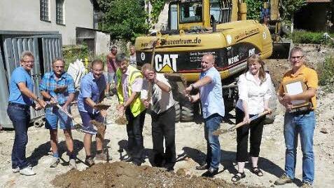 Spatenstich mit Pankraz Schwarzmann (Straßenbauamt), Gerhard Kraus, Thomas Schreiber (Baufirma), Oskar Deglmann, Helmut Taut, Roland Friedel (Planungsbüro), Gerlinde Windisch, Uwe Vollmuth (Verband für ländliche Entwicklung)  Foto: Paul Pöhlmann
