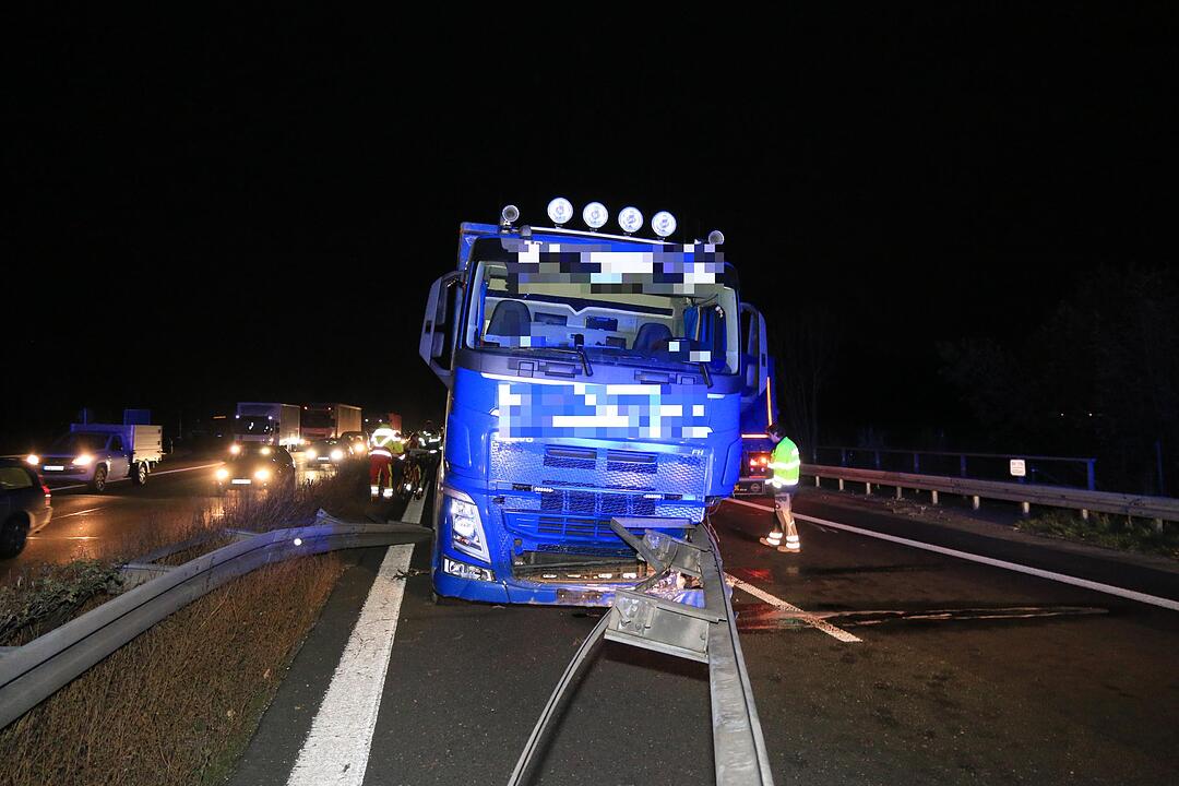 Lkw durchbricht Mittelschutzplanke auf A73
