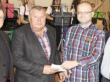 Rainer Günther (Zweiter v.r.) überreichte an Günter Blumenröther (Zweiter v.l.) 500 Euro für die Kirchenrenovierung. Mit im Bild isind Pater Jan Poja (links) und Bürgermeister Jens Korn (rechts). Foto: M. Wunder