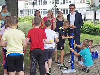 Die Kinder der Grund- und Mittelschule Küps zeigen, dass sie "fit4future" sind. Coach Stefanie Einbecker, Rektorin Silvia Krüger und Coach Rebecca Müller von der Grund- und Mittelschule Küps sowie AOK-Direktor Christian Grebner schauen zu (von links).  Foto: Heike Schülein