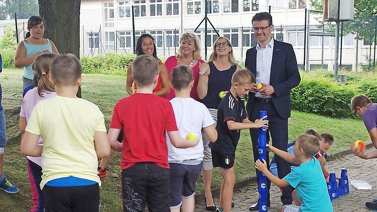 Die Kinder der Grund- und Mittelschule Küps zeigen, dass sie "fit4future" sind. Coach Stefanie Einbecker, Rektorin Silvia Krüger und Coach Rebecca Müller von der Grund- und Mittelschule Küps sowie AOK-Direktor Christian Grebner schauen zu (von links).  Foto: Heike Schülein
