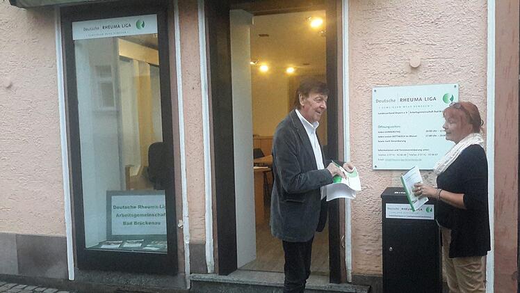 Der Bürobetrieb bei der Rheuma-Liga läuft, auch Post kommt schon reichlich an. Über ihr neues Domizil in der Altstadt 12 freuen sich der Arbeitsgemeinschaftsvorsitzende Dieter Sternecker (links) und seine Vorstandskollegin Gudrun Friedrich-Kleine.