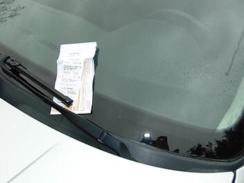 Gerade bei Veranstaltungen sind vielerorts Parkplätze Mangelware. Kommt dann noch ein Knöllchen dazu, ist der Ärger programmiert. Symbolfoto: Petra Malbrich