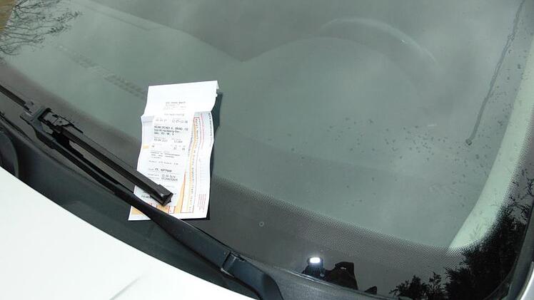 Gerade bei Veranstaltungen sind vielerorts Parkplätze Mangelware. Kommt dann noch ein Knöllchen dazu, ist der Ärger programmiert. Symbolfoto: Petra Malbrich