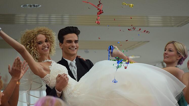 Taynara Wolf und Pascal Unbehaun zeigen die neusten Hochzeits-Modetrends.Foto: Daniela Pondelicek