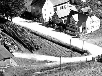 Viel Holz ist auf dem historischen Bild von Hausen zu sehen. Es wirft aber auch einige Fragen auf.  Foto: Gemeinde Hausen