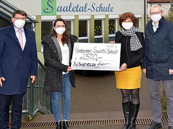 Eine Spende in Höhe von 2500 Euro überreichte die Kliniken Bad Bocklet AG an den Förderverein der Saaletal-Schule. Auf unserem Foto sind (von links): Klinikvorstand Alexander Zugsbradl, Janina Stumpf (kaufmännische Leiterin Hescuro-Klinik), Ingrid Weingärtner, stellvertretende Schulleiterin und Vorsitzende des Fördervereins, sowie Schulleiter und Sonderschulrektor Andreas Hagedorn.  Foto: Peter Rauch