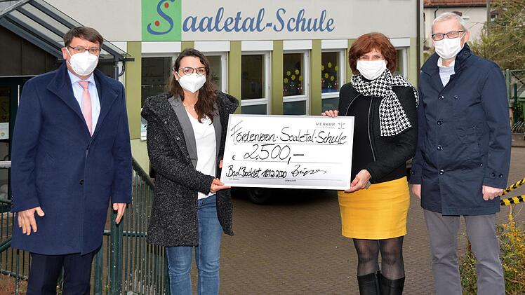Eine Spende in Höhe von 2500 Euro überreichte die Kliniken Bad Bocklet AG an den Förderverein der Saaletal-Schule. Auf unserem Foto sind (von links): Klinikvorstand Alexander Zugsbradl, Janina Stumpf (kaufmännische Leiterin Hescuro-Klinik), Ingrid Weingärtner, stellvertretende Schulleiterin und Vorsitzende des Fördervereins, sowie Schulleiter und Sonderschulrektor Andreas Hagedorn.  Foto: Peter Rauch