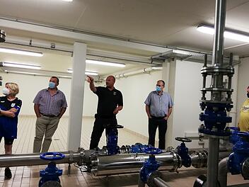 Im Wasserwerk informierte Robert Müller (Mitte) den Stadtrat über die Münnerstädter Wasserversorgung.Foto: Heike Beudert