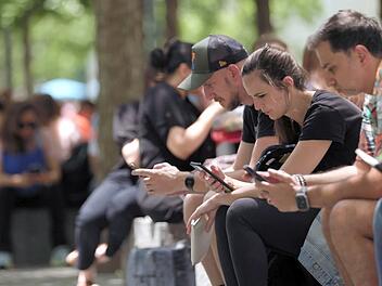 Über soziale Netzwerke erreichen Unternehmen - und Geheimdienste - vor allem jüngere User.