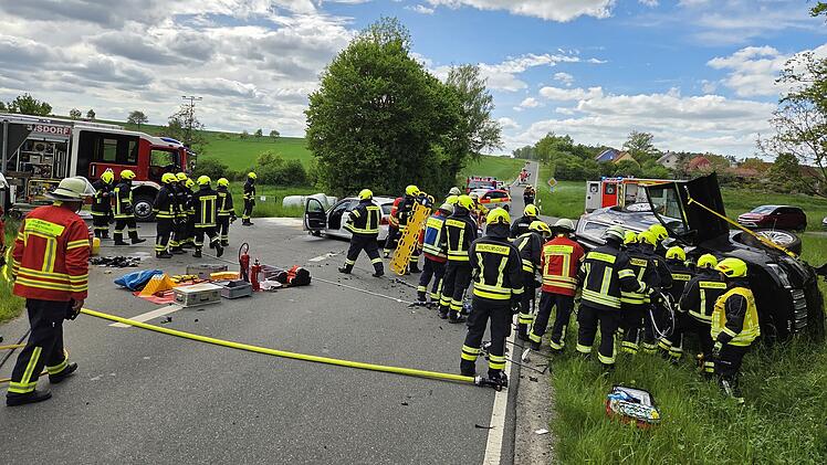 Feuerwehreinsatz: Zwei Personen nach Unfall eingeklemmt