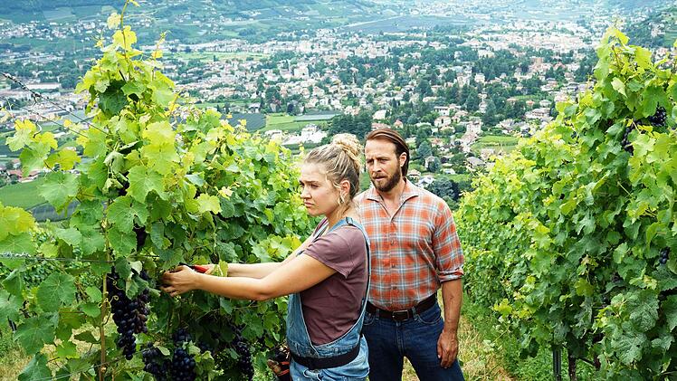 F&uuml;r Jonas (Gabriel Raab) ist es eine unangenehme Situation, dass er Laura (Charleen Deetz) auf den Zahn f&uuml;hlen muss. In welcher Beziehung stand sie zu dem ermordeten Urban? Hatte sie einen Grund, ihn zu ermorden?