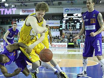 Toller Einsatz des Bayreuthers Bryan Bailey (links), gestern Abend Topscorer gegen Oldenburg. Fotos: Marcus Arth