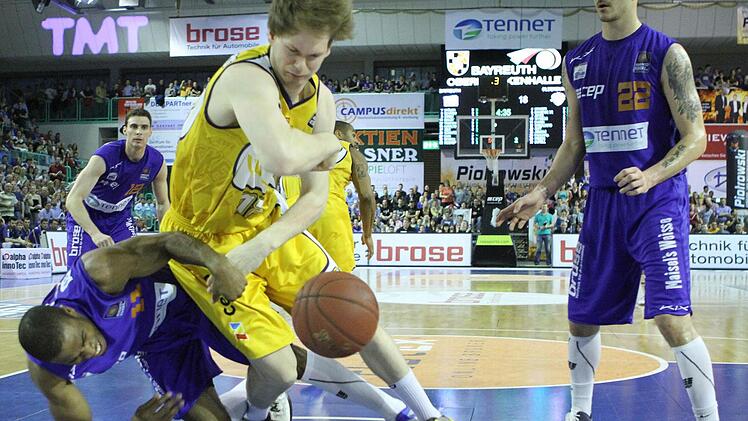 Toller Einsatz des Bayreuthers Bryan Bailey (links), gestern Abend Topscorer gegen Oldenburg. Fotos: Marcus Arth