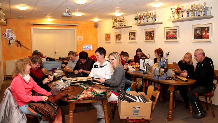 An den Kostümen für die Tänzerinnen wird noch fleißig gearbeitet.   Foto: Johanna Blum