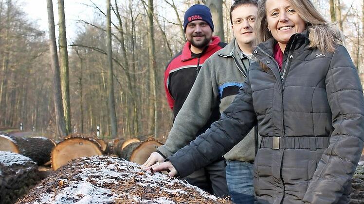 Die Geschäftsführerin der FV Unterfranken, Birgitt Ulrich, und die Vertreter der FBG Haßberge, Christian Mehlhorn (links) und Jürgen Schafhauser, stehen an der teuren Eiche aus Zeil.