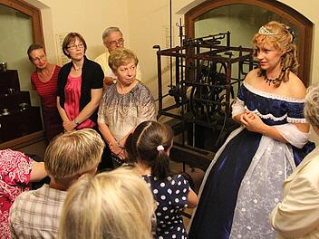 Beatrice Rose-Ebel führt in der besonderen Rolle der historische Gräfin durch das Schlossmuseum. Das Schloss sucht fünf weitere Museumsführer, damit künftig stündlich Touren stattfinden können. Foto: Gerd Schaar