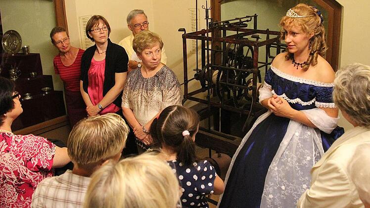 Beatrice Rose-Ebel führt in der besonderen Rolle der historische Gräfin durch das Schlossmuseum. Das Schloss sucht fünf weitere Museumsführer, damit künftig stündlich Touren stattfinden können. Foto: Gerd Schaar