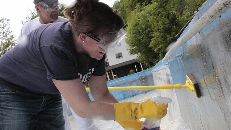 Freiwillige Helfer reinigen die Wände des Waldschwimmbades Muggendorf Zentimeter für Zentimeter. Fotos: Josef Hofbauer