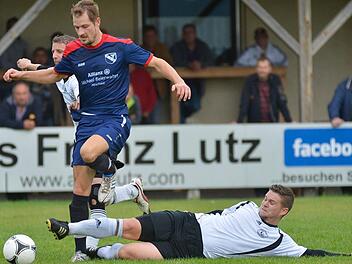 Die Offensivkräfte der Rothensander (blaue Trikots) waren kaum zu bändigen, aber die Heimelf aus Mühlhausen offenbarte auch Mängel im Zweikampfverhalten. Foto: Picturedreams