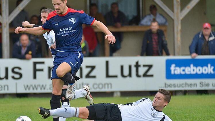 Die Offensivkräfte der Rothensander (blaue Trikots) waren kaum zu bändigen, aber die Heimelf aus Mühlhausen offenbarte auch Mängel im Zweikampfverhalten. Foto: Picturedreams