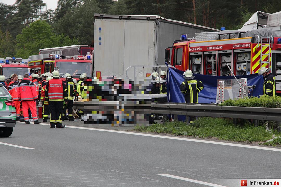 Vier Tote bei furchtbarem Unfall auf A6 - Lkw rast in Stauende