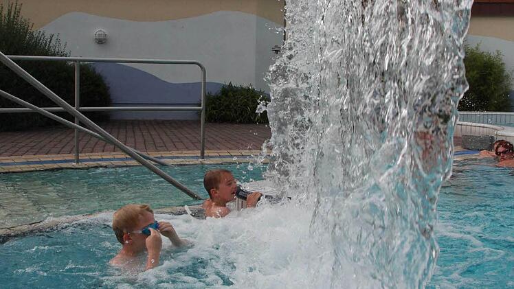 Im vierten Teil unserer Sommer-Serie geht es für die Schwimmbad-Tester ins benachbarte Bad Brückenau. Dort will die fünfköpfige Familie genau wissen, wie gut es sich in der Therme planschen lässt. Foto: Carmen Schmitt