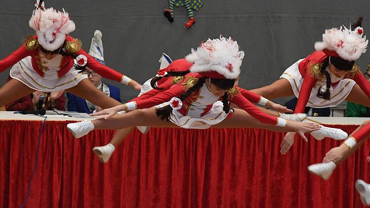 Volle Konzentration und absolut synchron: der Nachwuchs der Weisendorfer Blumazupfer. Foto: Ronald Rinklef