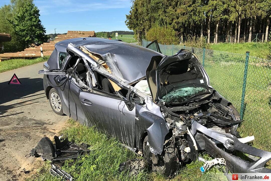 Kreis Hof: Auto kracht auf Holztransporter – Mutter und ihre zwei Kinder schwer verletzt