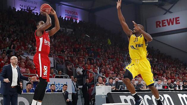 Drei Dreier versenkte Darius Miller (mit Ball) kurz nach der Pause und stellte damit die Weichen endg&uuml;ltig auf Sieg. Rickey Paulding kommt zu sp&auml;t. Fotos: Daniel L&ouml;b