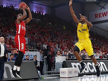Drei Dreier versenkte Darius Miller (mit Ball) kurz nach der Pause und stellte damit die Weichen endgültig auf Sieg. Rickey Paulding kommt zu spät. Fotos: Daniel Löb