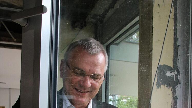 Wolfgang Reith von der Bauabteilung des Landratsamtes auf der Baustelle. Foto: Ralf Ruppert