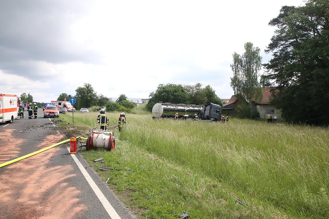 Tödlicher Unfall auf B466: Auto kollidiert mit Lkw
