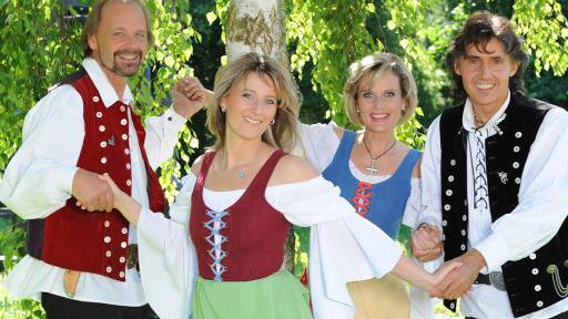 Die Sch&auml;fer treten selbstverst&auml;ndlich auch bei der "klingenden Bergweihnacht" in der Wandelhalle im Staatsbad Br&uuml;ckenau barfu&szlig; auf.Foto: Uwe Erhardt