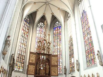 Die anstehenden Restaurierungsarbeiten in der Stadtpfarrkirche machen es nötig, dass die wertvollen Figuren aus dem Riemenschneideraltar ebenso sicher außerhalb der Kirche werden müssen wie die Zunftstangen jeweils rechts und links unten im Bild. Foto: Heike Beudert