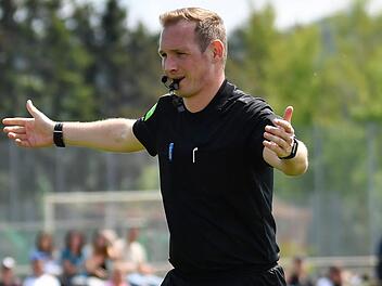 Einige Regel&auml;nderungen sollen die Leitung eines Fu&szlig;ballspiels f&uuml;r den Schiedsrichter leichter machen. Foto: Sportfoto Zink