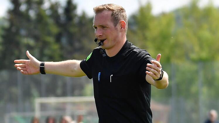 Einige Regel&auml;nderungen sollen die Leitung eines Fu&szlig;ballspiels f&uuml;r den Schiedsrichter leichter machen. Foto: Sportfoto Zink
