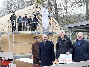 Richtfest für das Nebengebäude für Arbeitstherapie am Haus Fischbachtal; im Bild (von links) Thilo Moosmann (Vorsitzender Förderverein Haus Fischbachtal), Robert Porzelt (Gebietsdirektor Sparkasse Kulmbach- Kronach), Gerhard Steidl (Einrichtungsleiter), Erich Löhlein (Löhlein & Sohn) und Alexander Hempfling (3D Detsch). Auf dem Gerüst stehen Mitarbeiter der Firma Konrad aus Kulmbach.  Foto: Karl-Heinz Hofmann