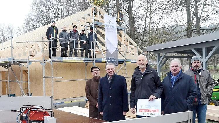 Richtfest für das Nebengebäude für Arbeitstherapie am Haus Fischbachtal; im Bild (von links) Thilo Moosmann (Vorsitzender Förderverein Haus Fischbachtal), Robert Porzelt (Gebietsdirektor Sparkasse Kulmbach- Kronach), Gerhard Steidl (Einrichtungsleiter), Erich Löhlein (Löhlein & Sohn) und Alexander Hempfling (3D Detsch). Auf dem Gerüst stehen Mitarbeiter der Firma Konrad aus Kulmbach.  Foto: Karl-Heinz Hofmann