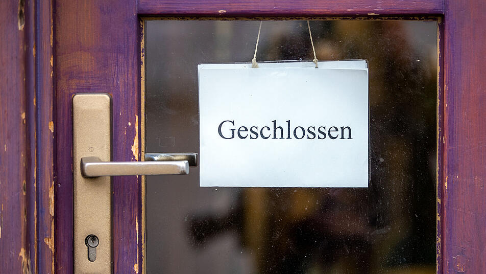 Die Corona-Zahlen wachsen neuen Höhen entgegen und die Politik ergeht sich in Symbolmaßnahmen, die nichts bringen und die Qual nur verlängern. Was es jetzt braucht, ist Mut und Klarheit statt Öffnungsdiskussionen und halbherzigem Hin und Her.