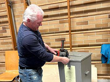 Kurioser Wahlabend im Kreis Coburg: Wahlurne muss aufgeflext werden