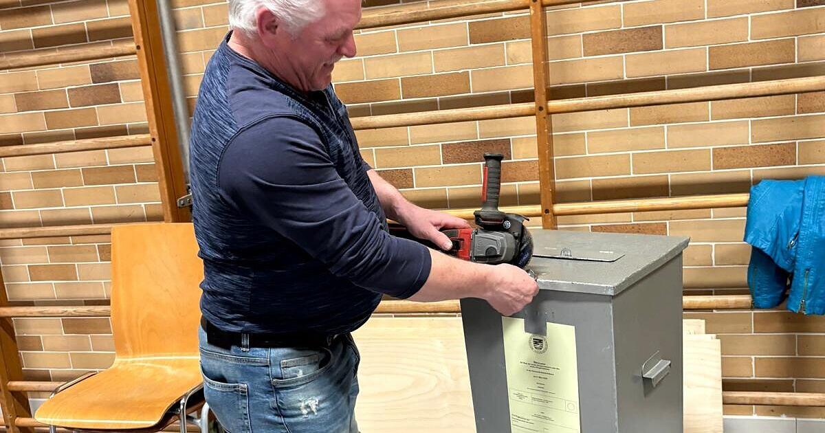 Kurioser Wahlabend im Kreis Coburg: Urne muss aufgeflext werden