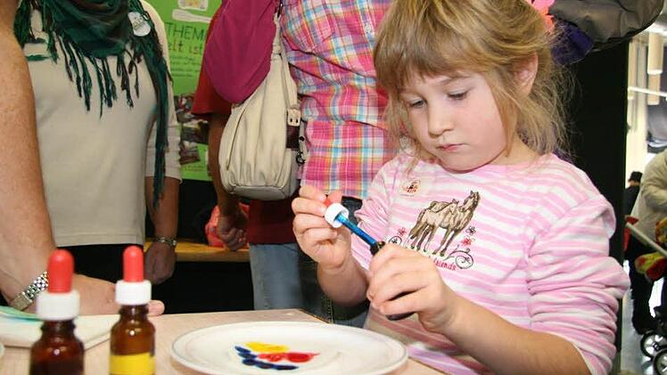 Johanna Hetzer experimentiert mit Farbe. Foto: Adam