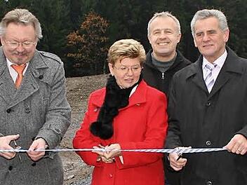 Pressigs Bürgermeister Hans Pietz, die Teuschnitzer Bürgermeisterin Gabi Weber, Sachgebietsleiter "Tiefbau" Gunther Dressel und Landrat Oswald Marr (von links) bei der Freigabe der Straße  Foto: Veronika Schadeck